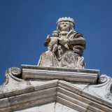 ...e la Madonna con il Bambino al centro